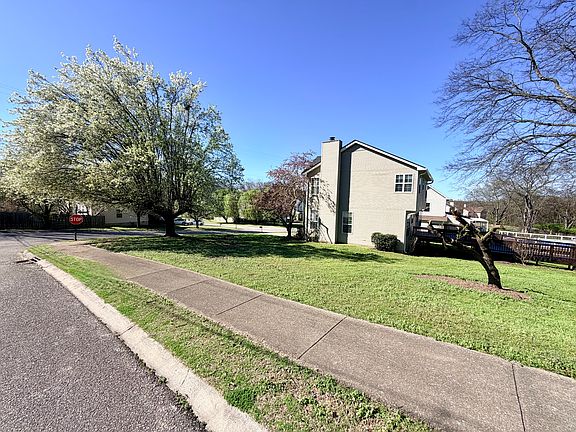 5th image of 113 Waters Edge Ln