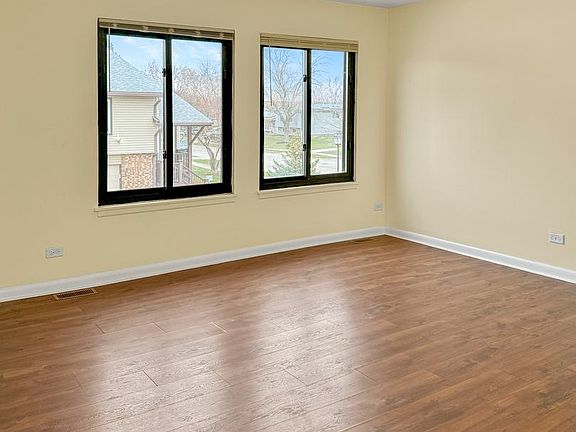 2nd image of 1324 Kingsbury Dr Unit 1
