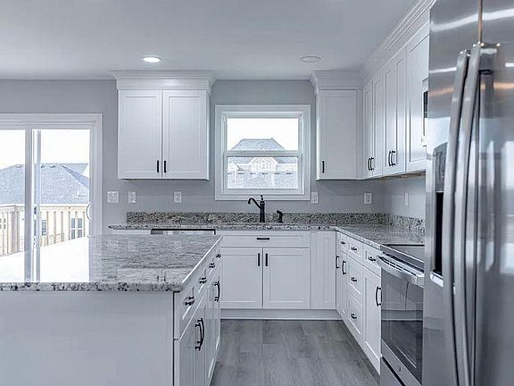 5th image of 320 Sandstone Dr