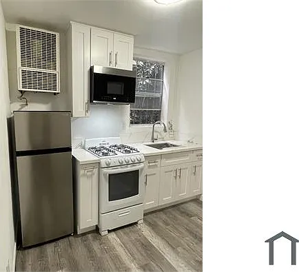 1818 N Broadway — Photo 1