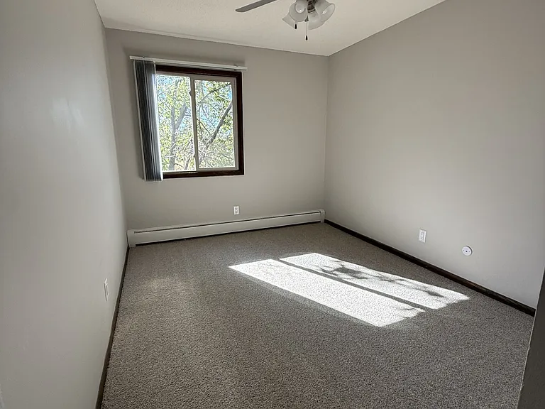 Evergreen East Apartments — Photo 8