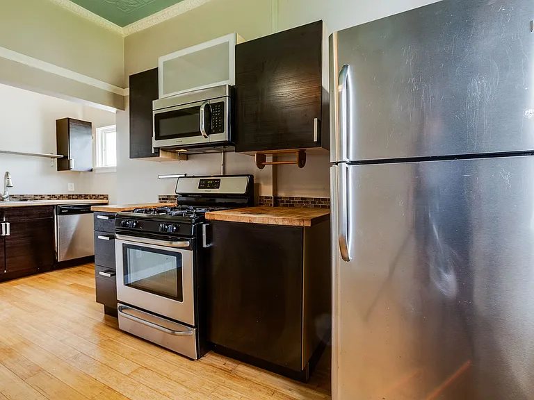 Great building with off street parking, views of the city, laundry on site! — Photo 38