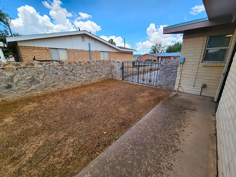 1795 Carlyle Dr — Photo 32