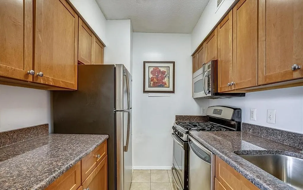 Studio, 424 sqft, $1,890 — Photo 3