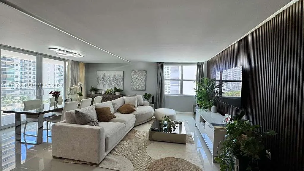 Royal Embassy Condo — Photo 2