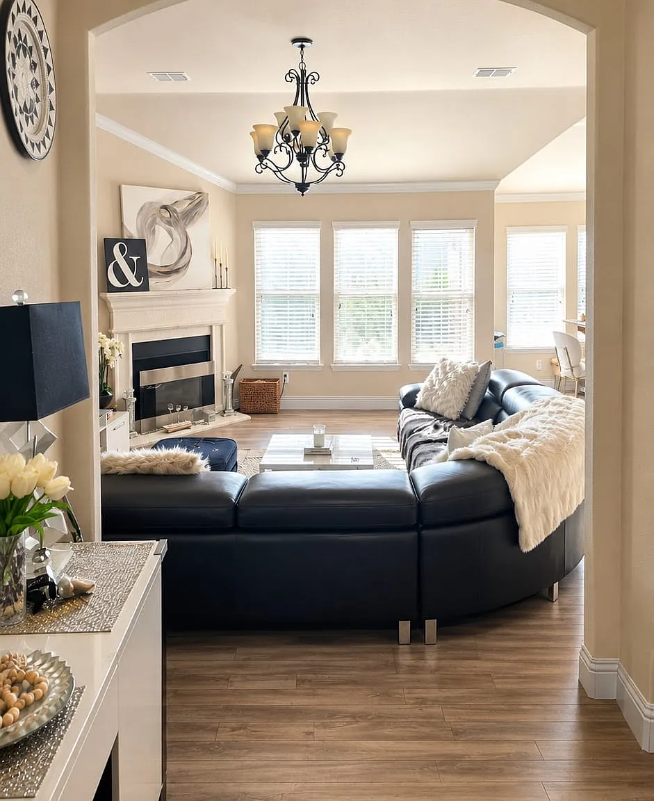4 bed, 2.5 bath, 2371 sqft, $3,100 — Photo 3