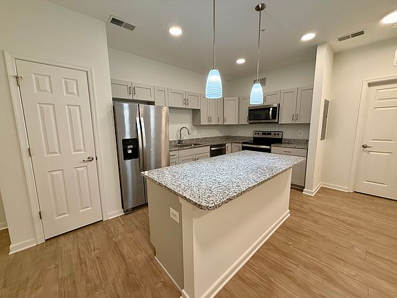 3rd image of 105 Charles St