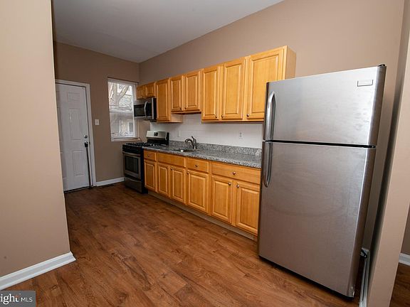 4th image of 108 N Peach St