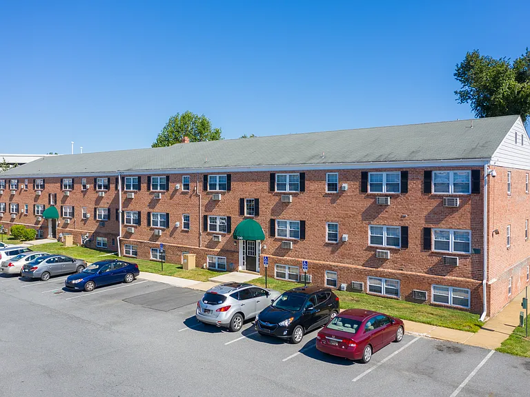 Cedarwood Apartments — Photo 4