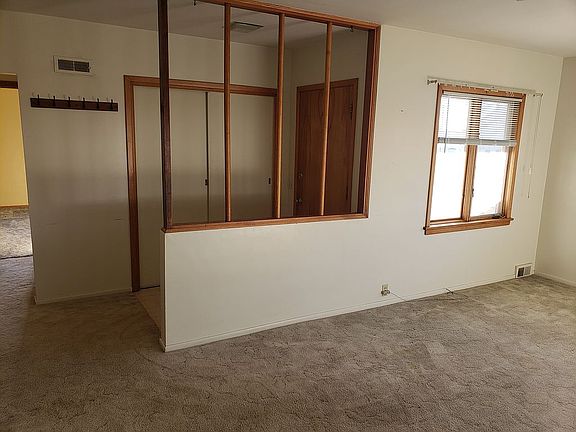 Entry/Living room