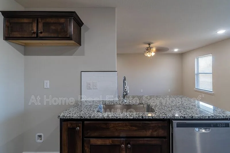 3 bed, 2.0 bath, 1267 sqft, $1,680 — Photo 2