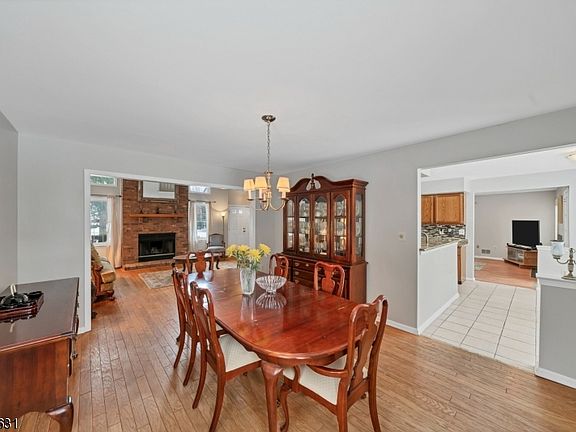 3rd image of 34 Stratford Dr