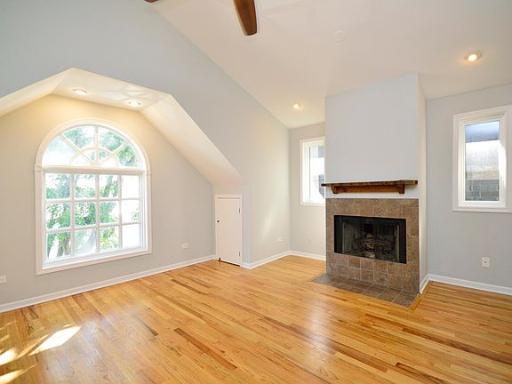 3rd image of 1926 N Hermitage Ave #3