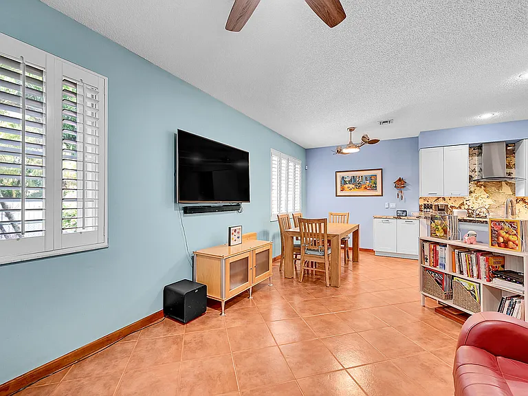 2922 Port Royale Ln S — Photo 10