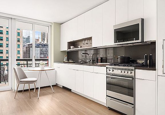 4th image of 70 W 37th St #617