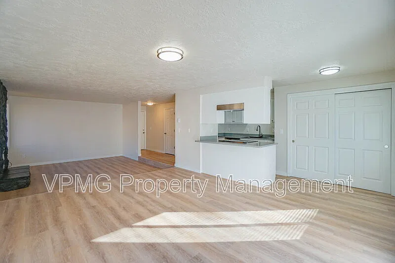 3 bed, 2.0 bath, 1200 sqft, $2,595 — Photo 4