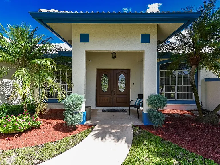 1935 Primrose Ln — Photo 3