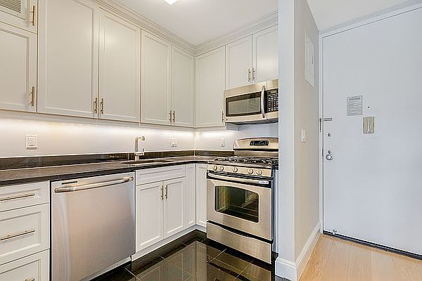1st image of 20 W 64th St APT 33A