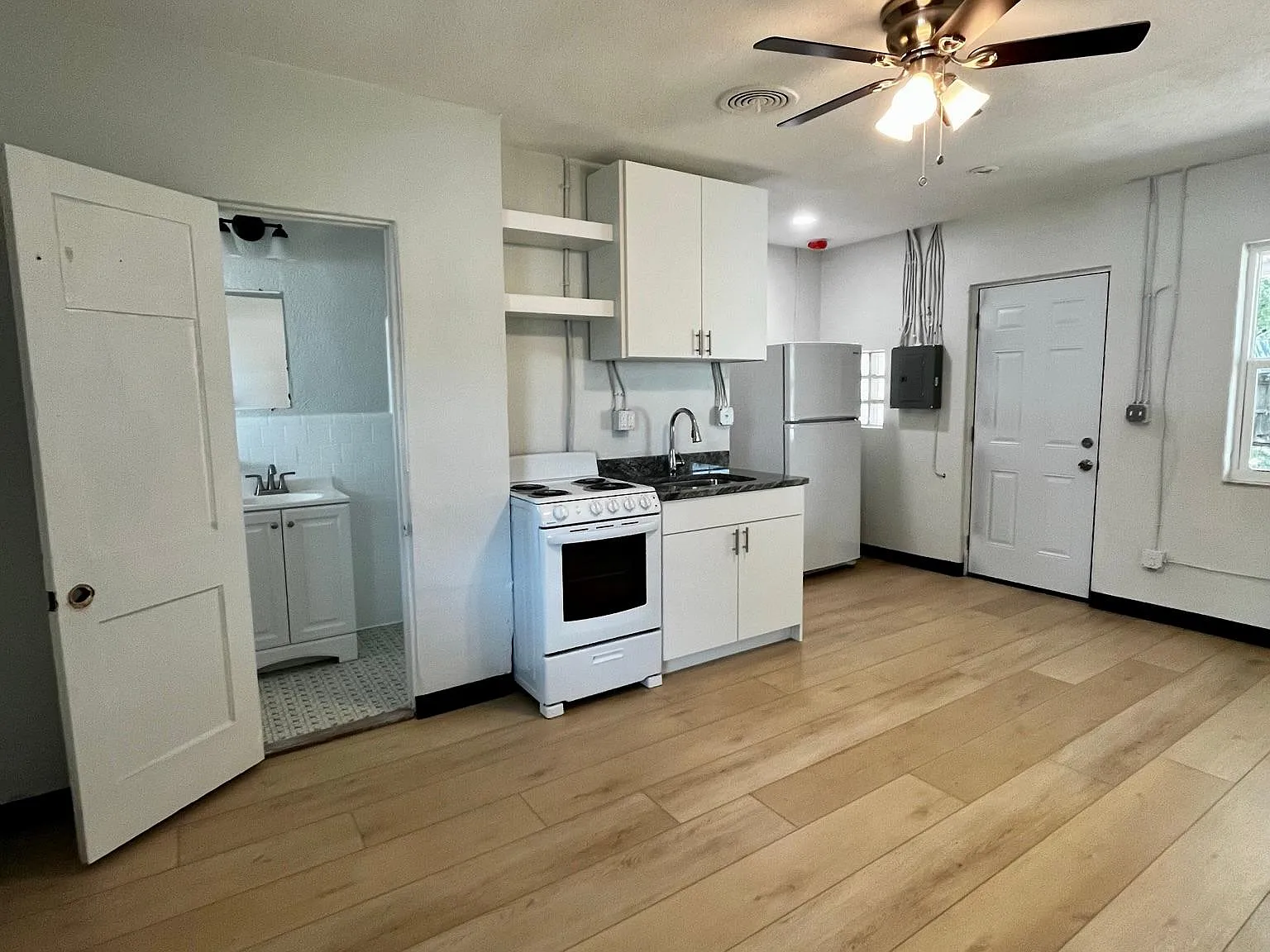 707 Rosery Rd NW — Photo 3