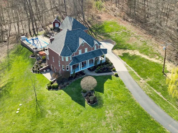 563 Juniper Ln, Gallipolis, OH 45631