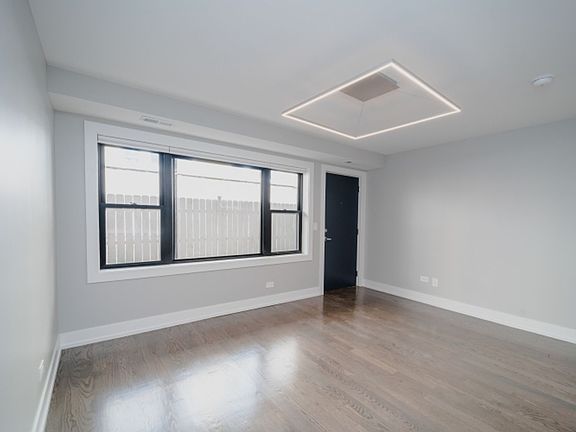 4th image of 4423 N Ashland Ave #104