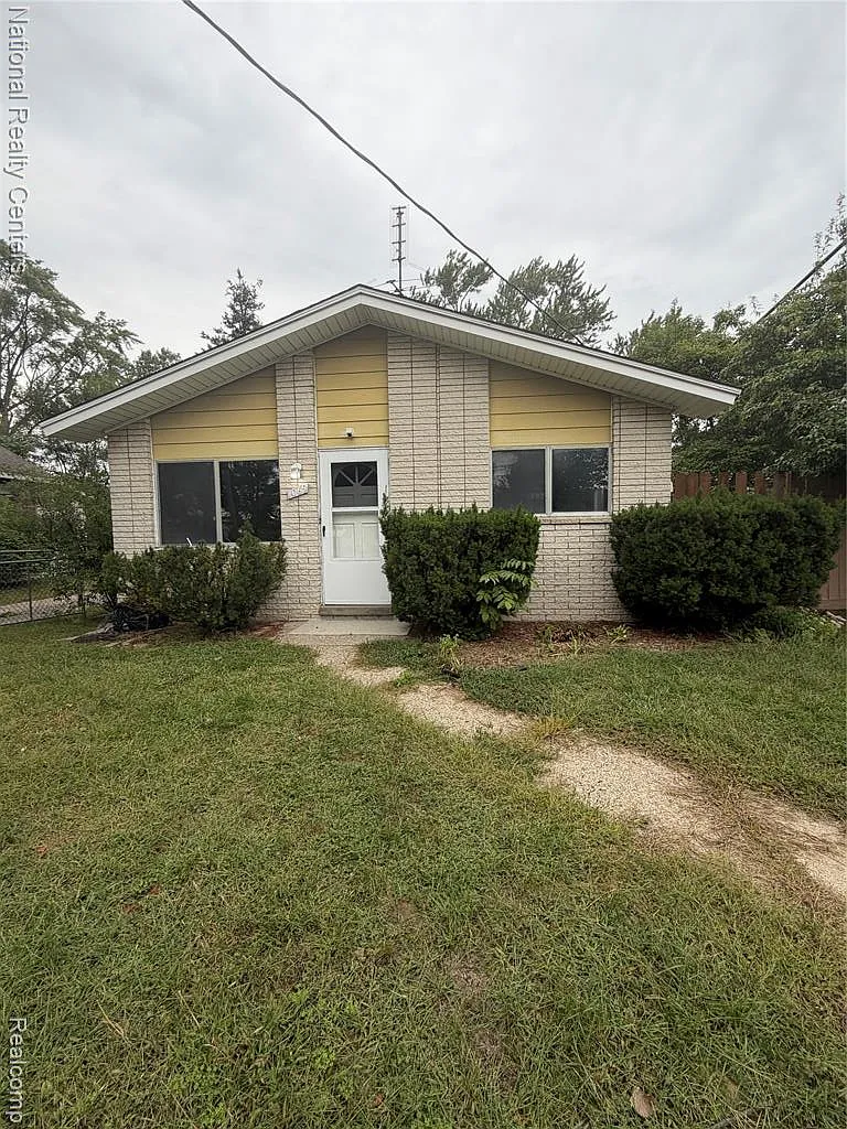 3 bed, 1.0 bath, 900 sqft, $2,100 — Photo 1