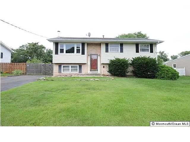 590 Fountain Dr photo 1
