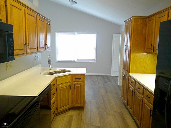 3rd image of 2289 Broadmoor Ln