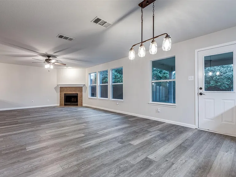 1817 Heron Dr — Photo 2