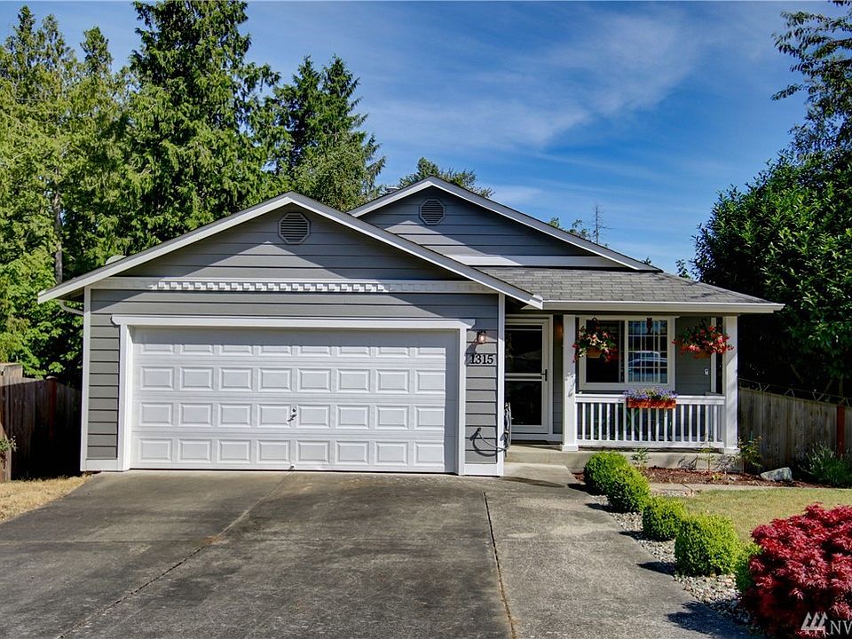 Lovely 3 bedroom 2 bath home bordering greenbelt on a quiet dead end street. Close to tail system and all amenities. 