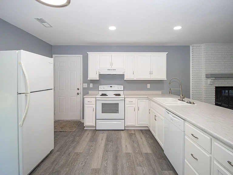 4712 Salem Dr — Photo 10
