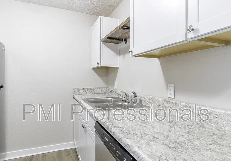 136 Kingsridge Dr — Photo 5