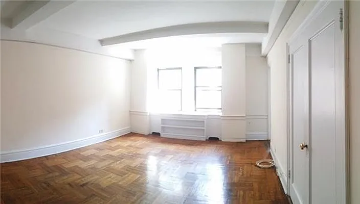 Rented by Siderow Residential Group | media 6