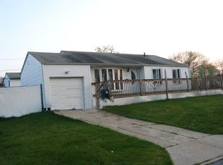 26 Beverly St, Islip, NY 11751