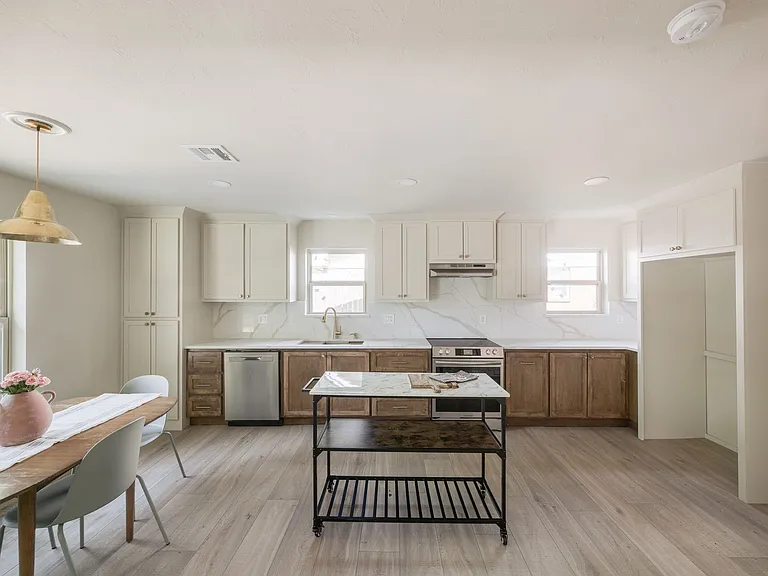2716 Carlton Way — Photo 12