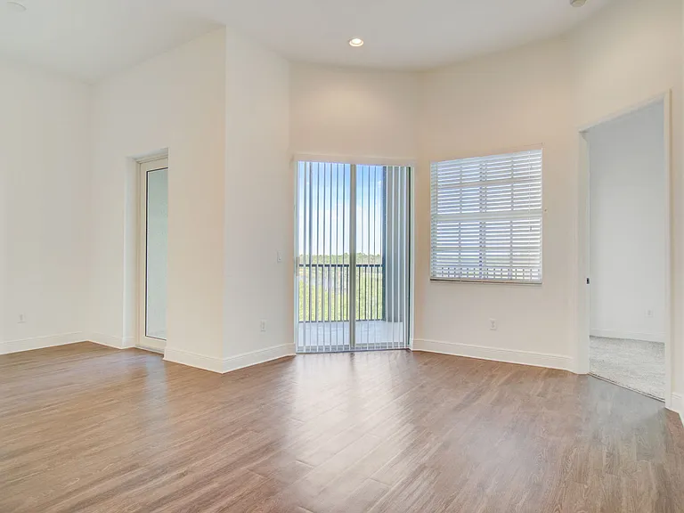 Broadmoor - Living area and cafe with access to screened in veranda
