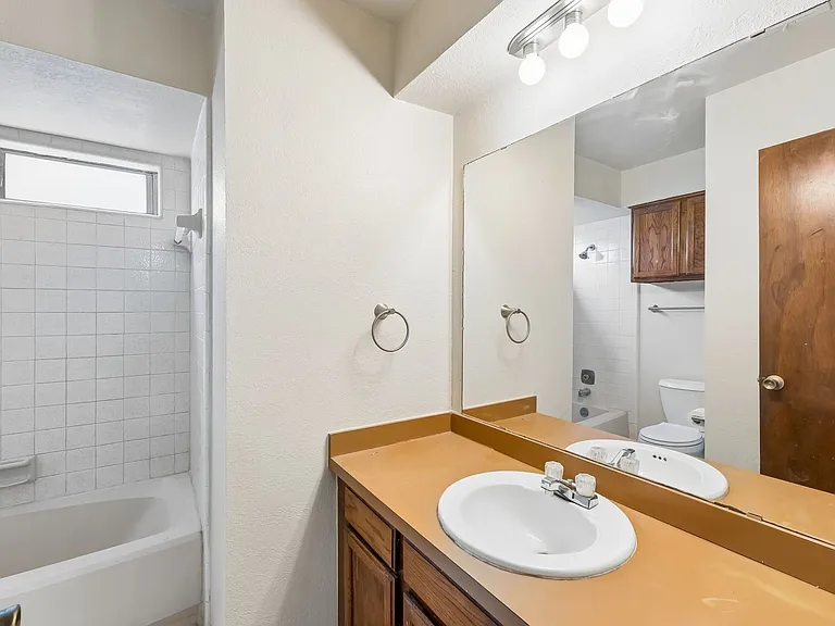 208 Hudson Pl — Photo 25