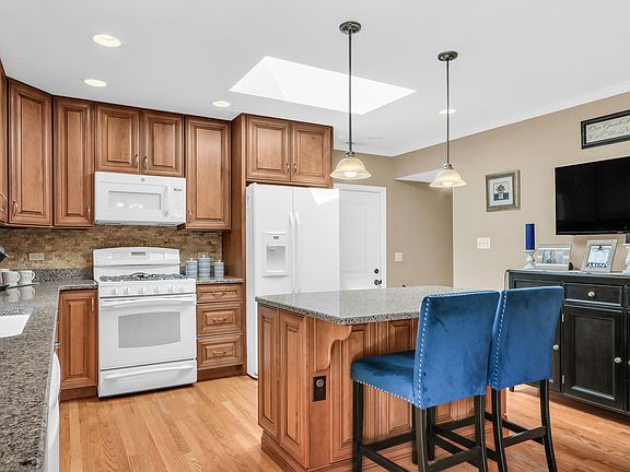 3rd image of 1070 Oakwood St