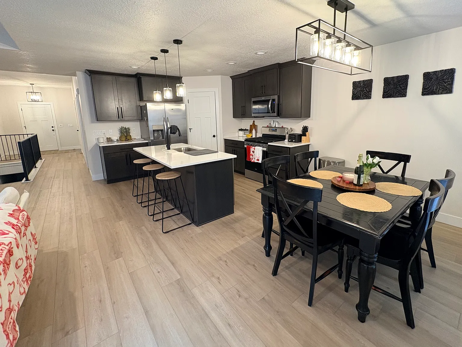 6 bed, 3136 sqft, $3,400 — Photo 4