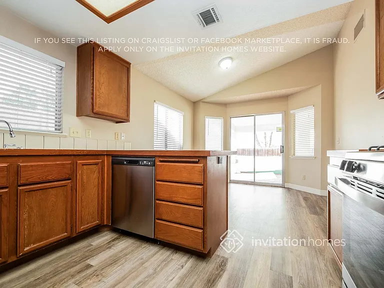 3213 Shoreheight St — Photo 7