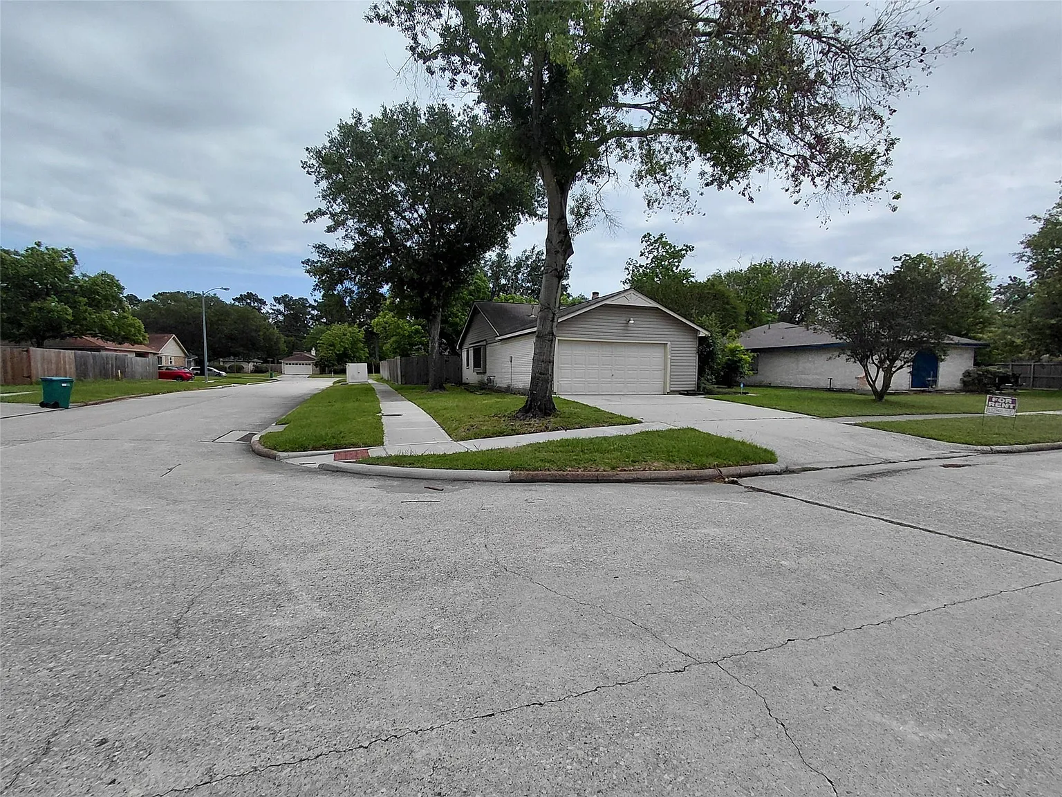 3 bed, 2.0 bath, 1291 sqft, $1,799 — Photo 2