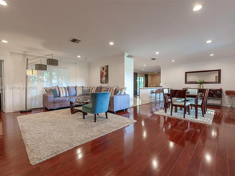 740 Ridgewood Ln — Photo 3