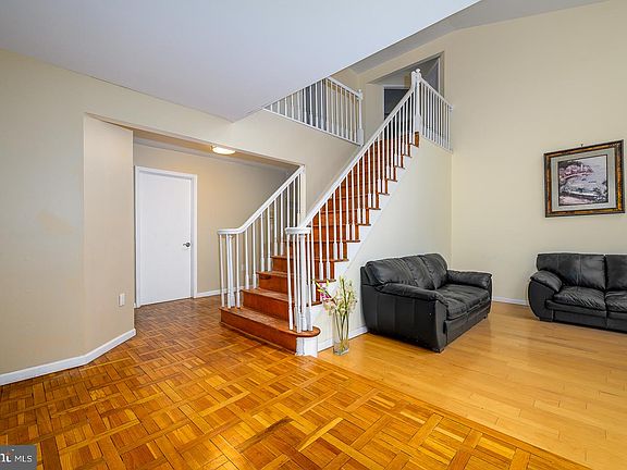 3rd image of 28 Stonebridge Ln