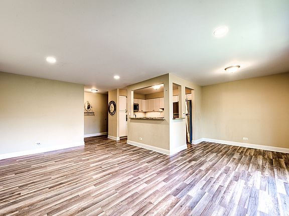 5th image of 6S082 Park Meadow Dr APT 8E