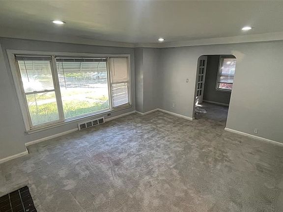 5th image of 16167 Sussex St