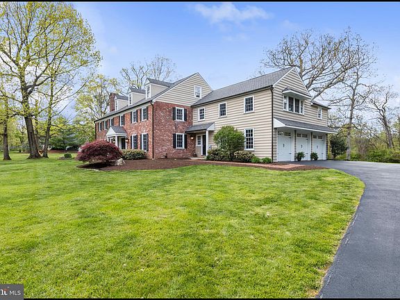 3rd image of 7 Greenbriar Ln