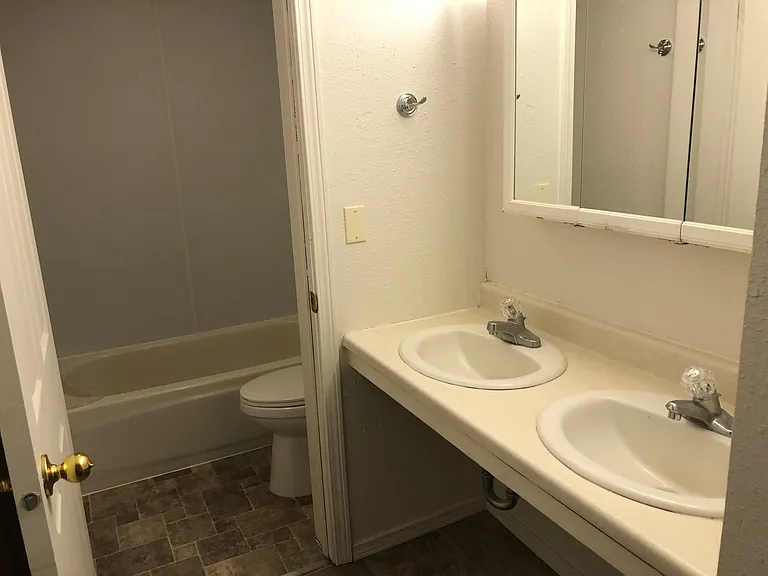 500 NE Maiden Ln #12 — Photo 6