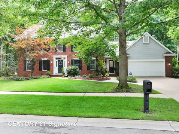5309 Stone Ridge Dr, Midland, MI 48640