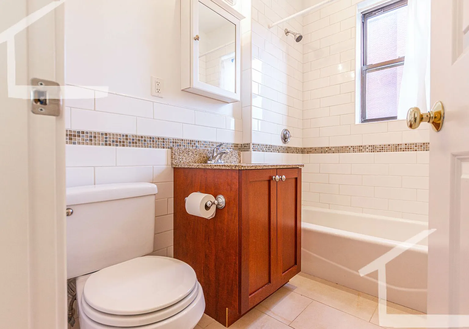 Newly renovated 2nd floor 1 bed unit right next to the Green Line! — Photo 3