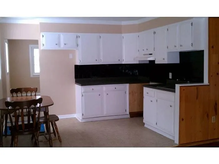 Kitchen - 942 Baxter Ave